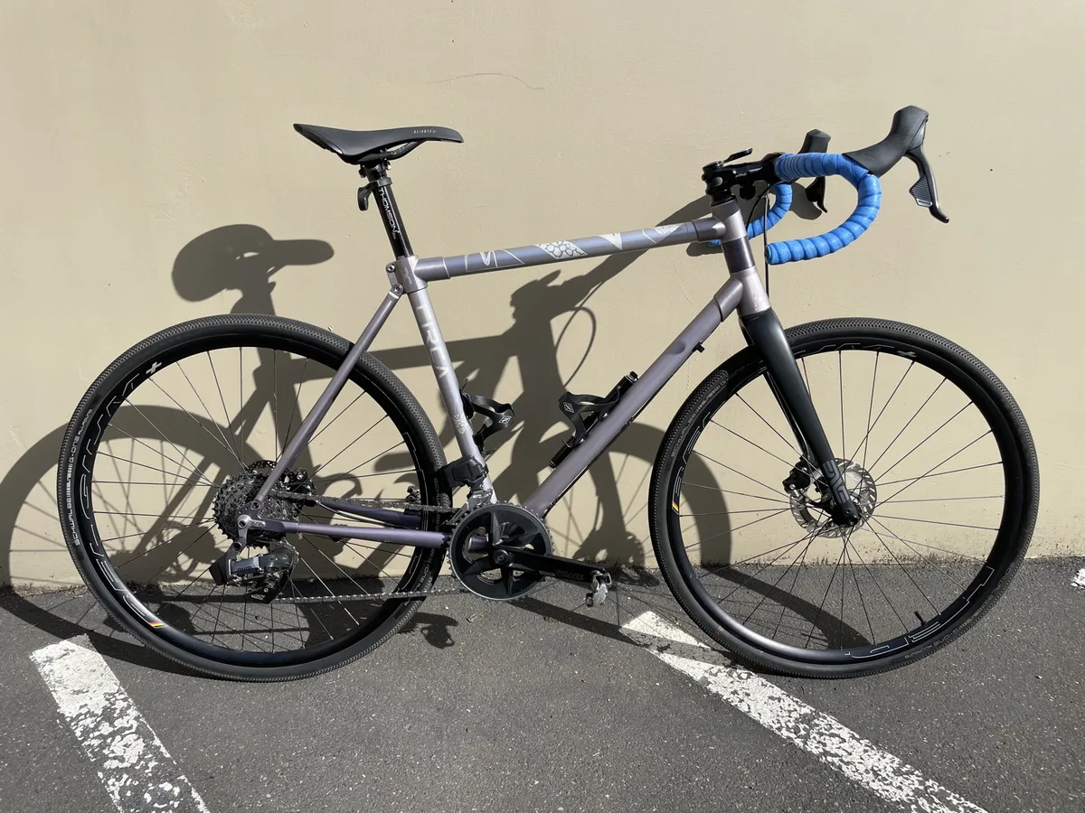 Premier prototype fonctionnel CIRCA Cycles : cadre aluminium anodisé avec gravures laser personnalisées sur les tubes