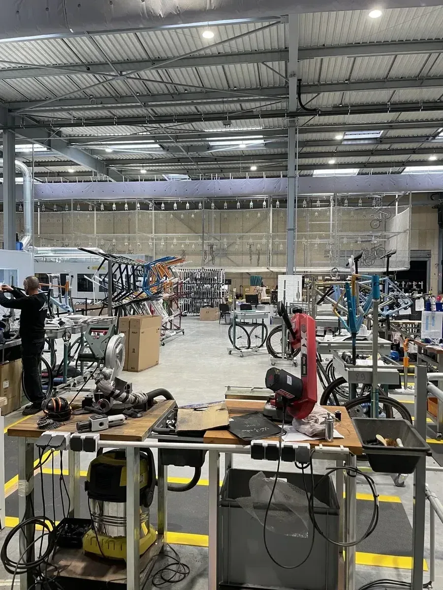 Vue d'ensemble de la chaîne d'assemblage Origine Cycles à Valenciennes