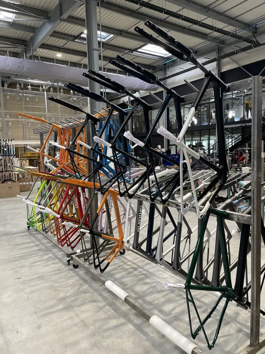 Cadres carbone suspendus en séchage après peinture personnalisée chez Origine Cycles