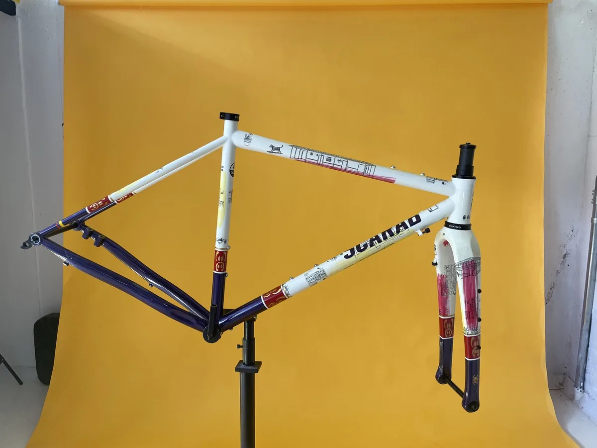 Cadre acier Scarab Cycles sur pied de shooting avec peinture artistique réalisée par un artiste local colombien