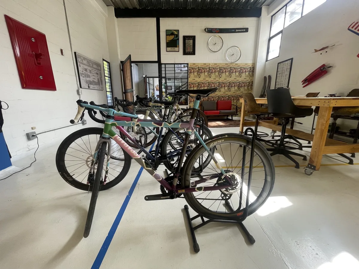 Showroom Scarab Cycles avec vélos terminés aux peintures personnalisées et bureau de design