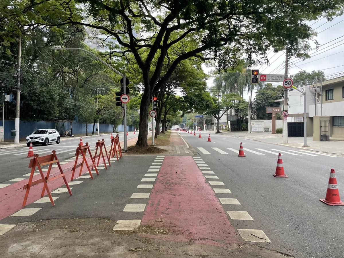 Piste cyclable au centre de la chaussée à São Paulo, modèle inversé par rapport à l'Europe