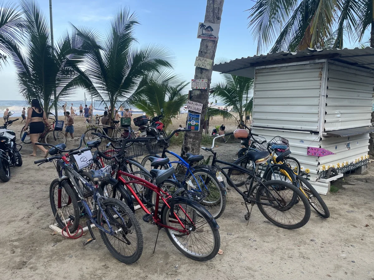 Vélos garés sur la plage de la côte caraïbe du Costa Rica, principal mode de déplacement local