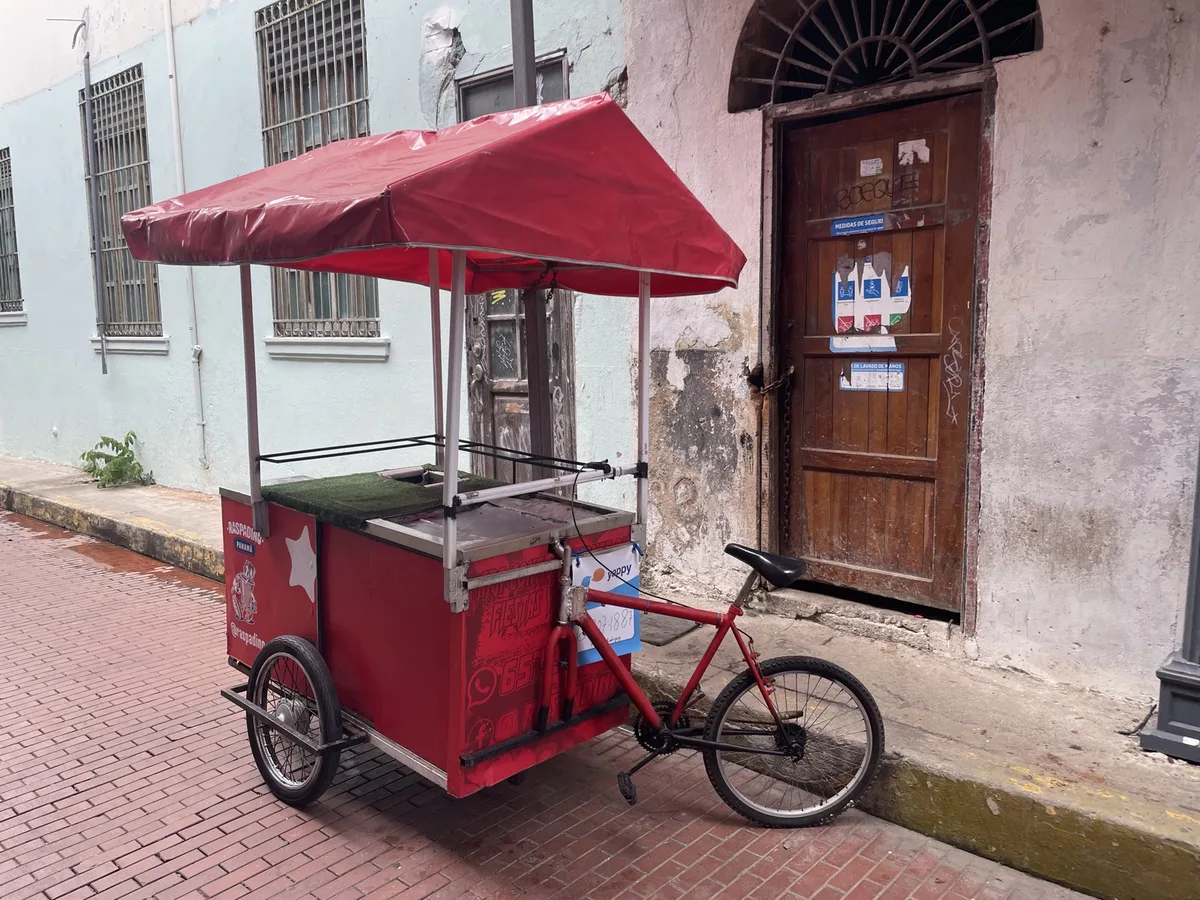 Vélo utilisé comme outil de commerce ambulant dans les rues de Panama City