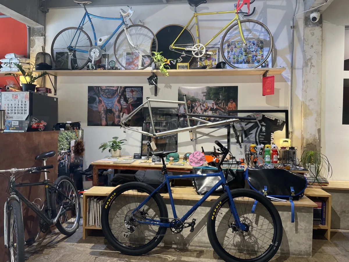 Vélo de piste haut de gamme exposé dans un café vélo spécialisé à Bangkok