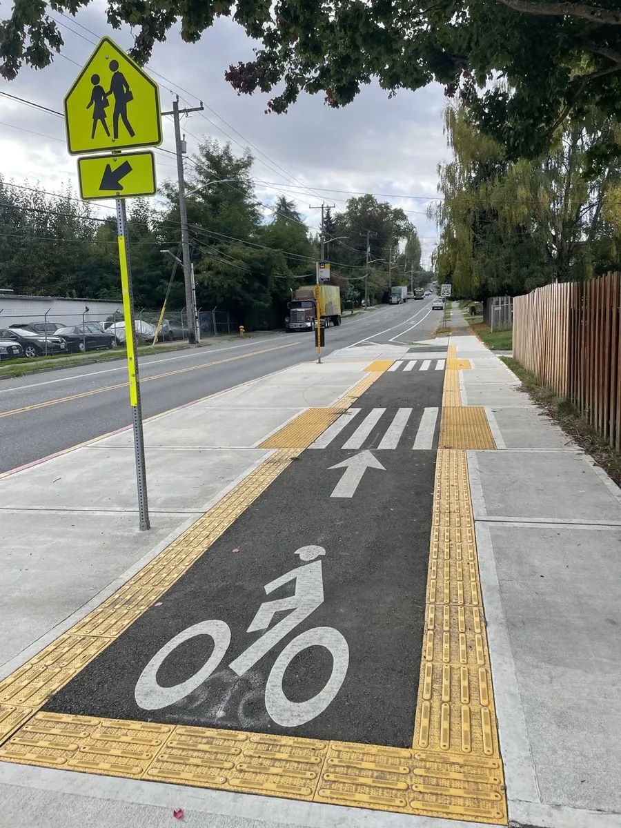 Piste cyclable dédiée avec marquage au sol et bandes podotactiles à Seattle