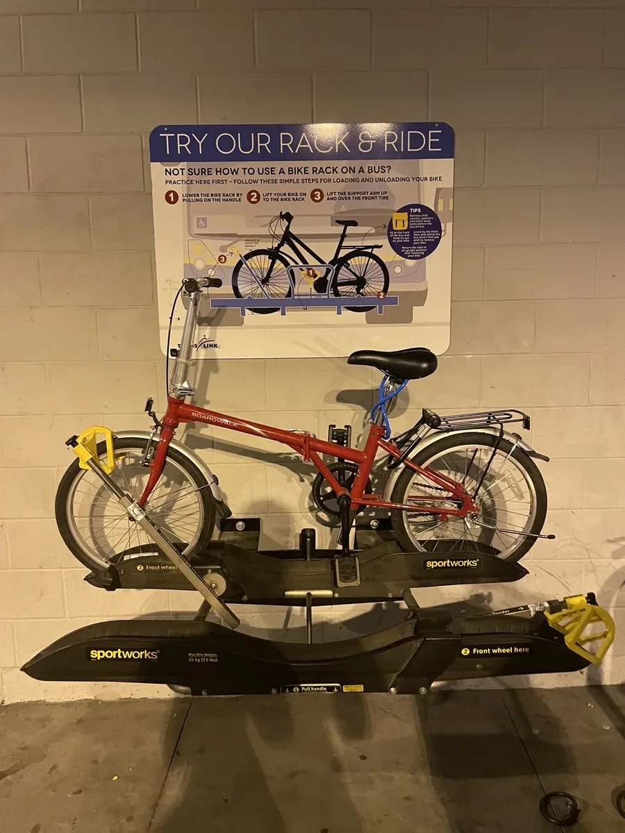 Rack à vélos de bus fixé au mur dans la gare pour s'exercer au chargement, Seattle