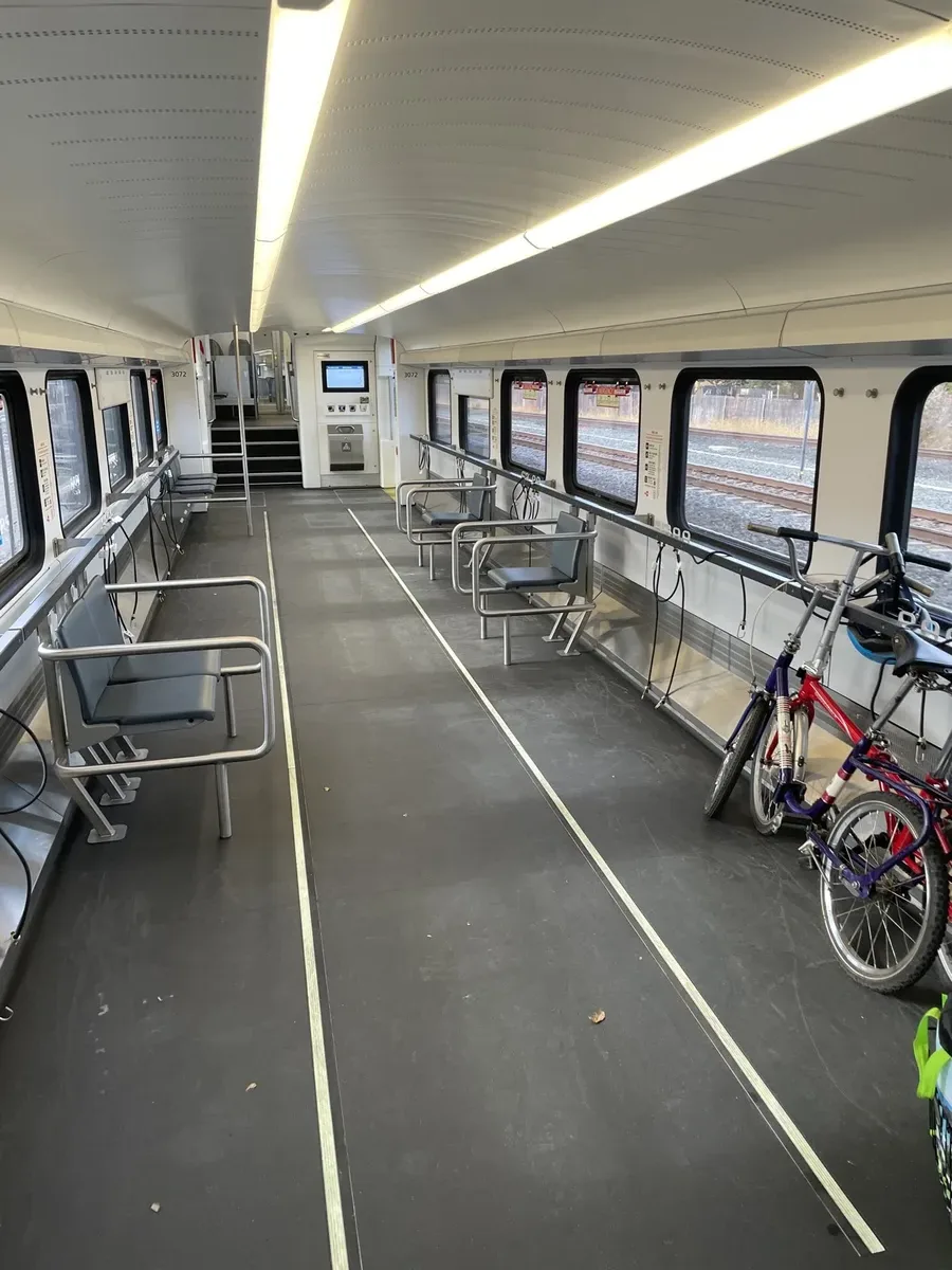 Wagon entier spécialement réservé aux vélos dans le train de banlieue à San Francisco