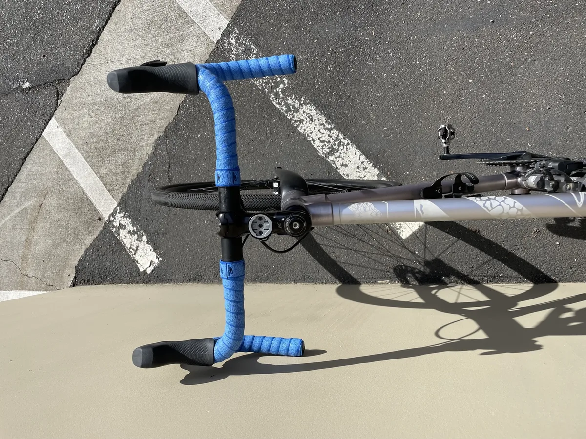 Poste de pilotage du prototype CIRCA Cycles avec guidon gravel et gravure laser sur le tube supérieur