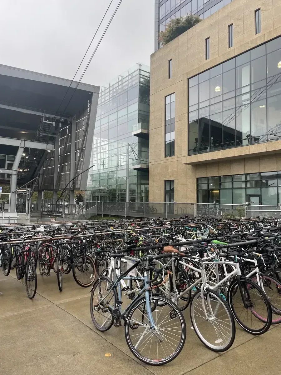 Parking vélo massif devant un hôpital à Portland