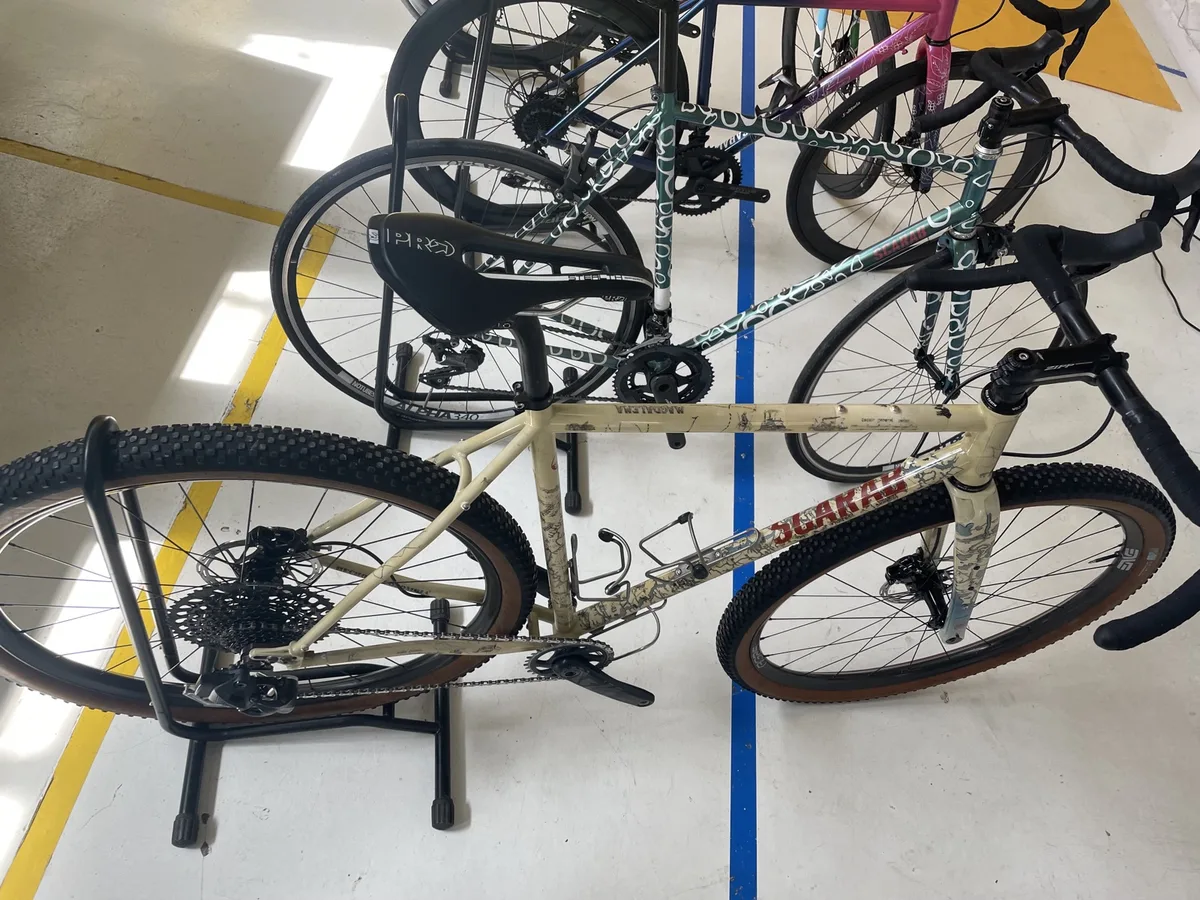 Gravel Scarab Cycles terminé avec peinture artistique réalisée par un artiste local colombien