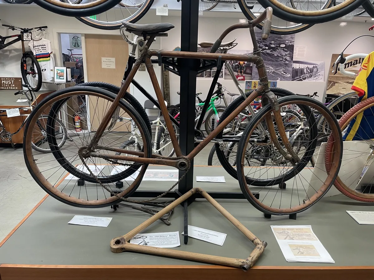 Vélo ancien avec cadre en bois au musée de San Francisco
