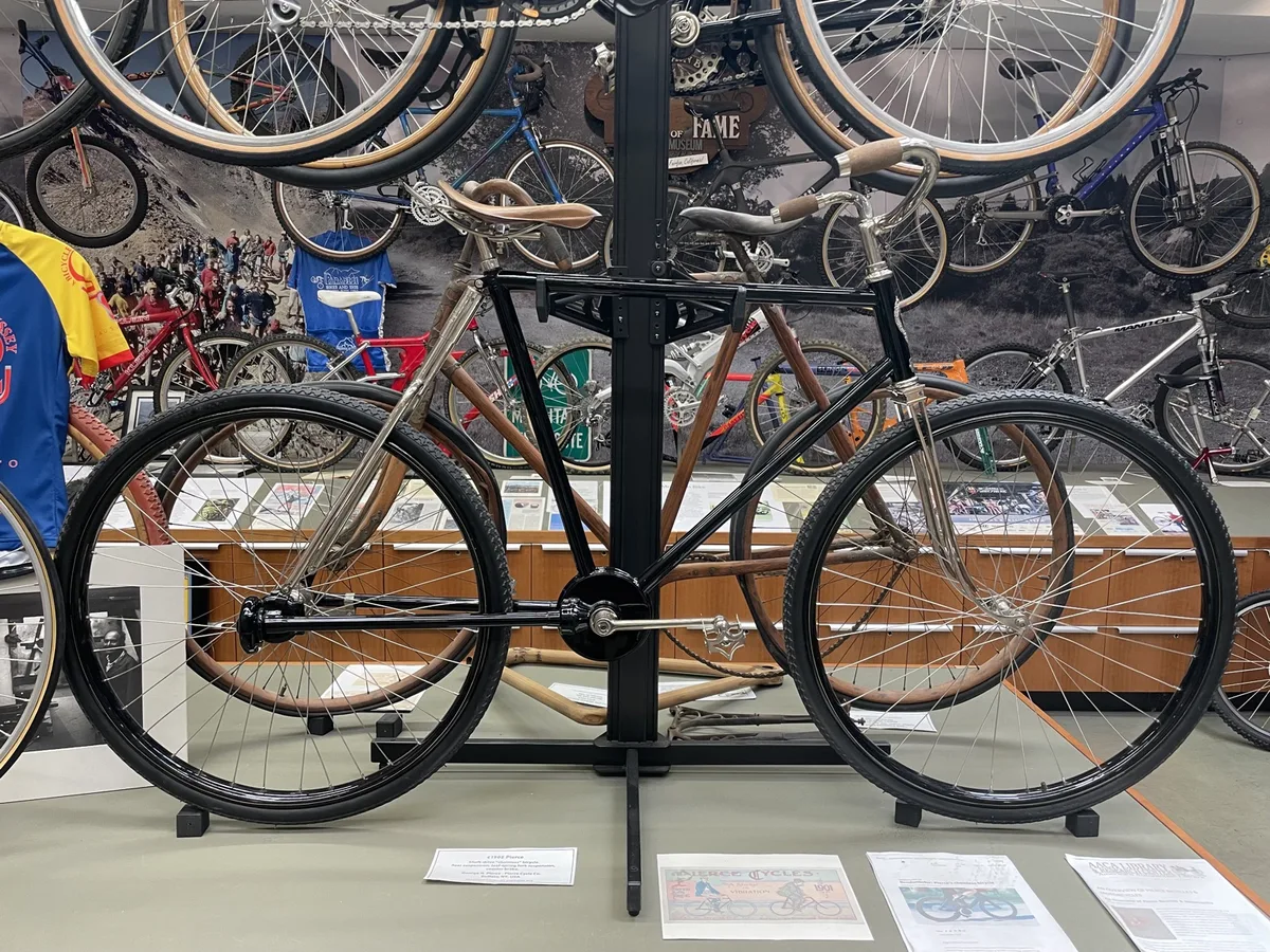 Vélo titane sans chaîne avec suspension arrière intégrée au musée de San Francisco