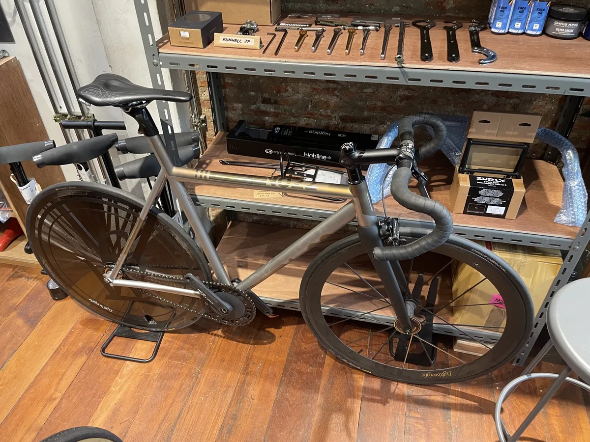 Vélo de piste haut de gamme exposé dans un café vélo à Bangkok