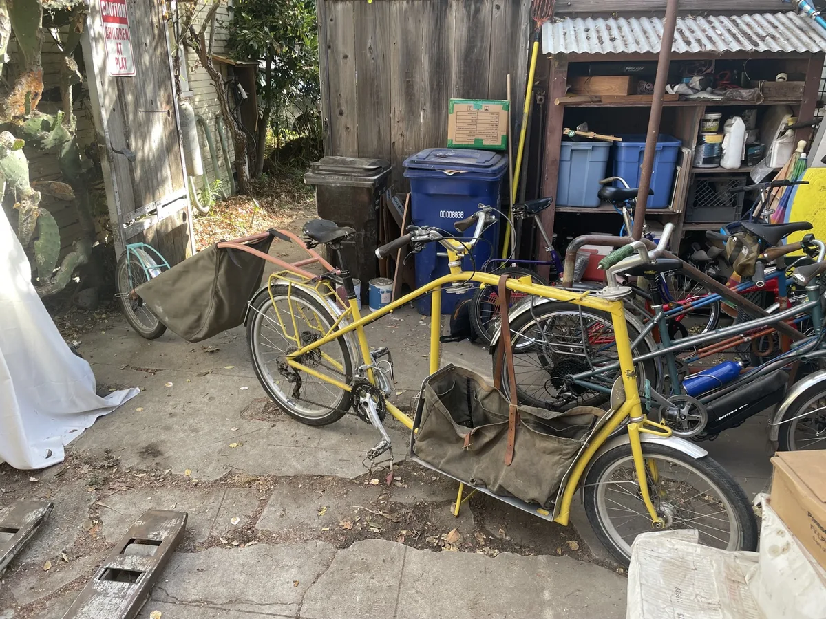 Tandem jaune devant un atelier garage de framebuilder à Santa Cruz